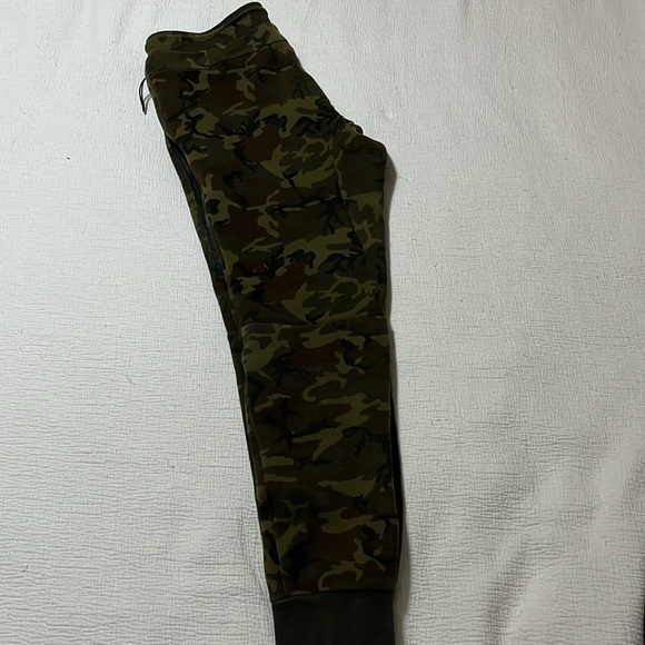 Nike Camo Tech Fleece Joggers - Size Small - Picture 2 of 2